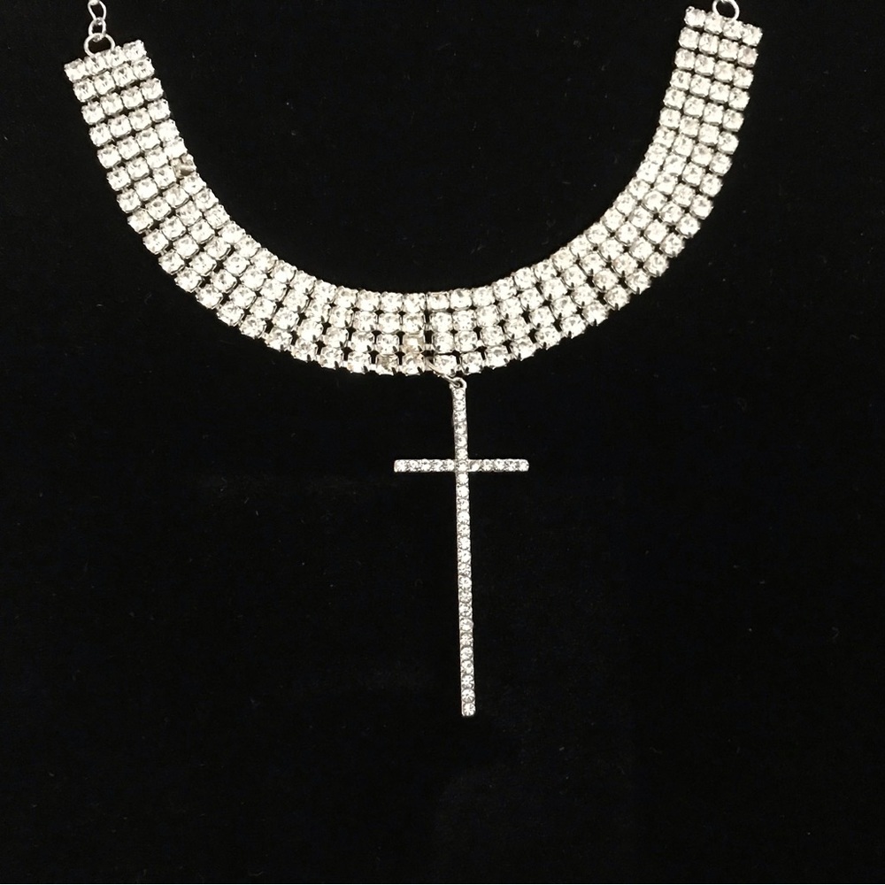 NWOT Rhinestone Cross Choker Necklace